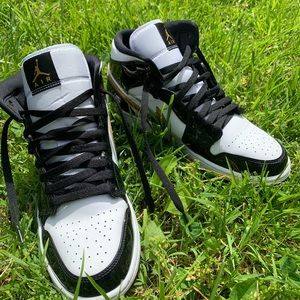 jordan 1 mid patent black gold